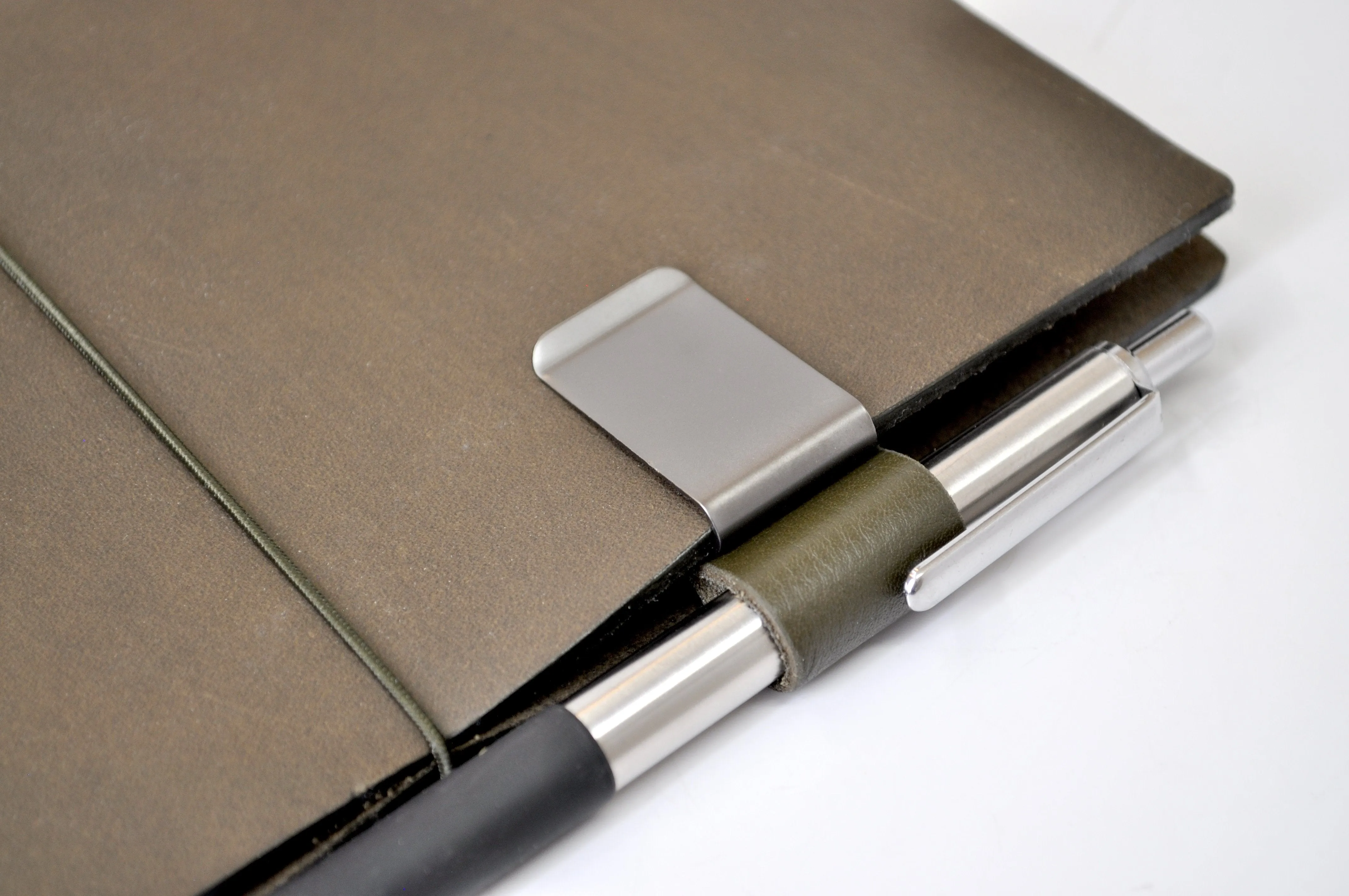 016 Pen Holder TRAVELER'S Notebook - Both Sizes